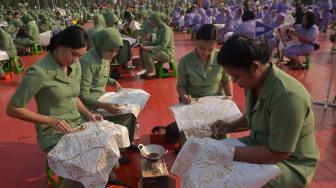 Ribuan anggota Dharma Pertiwi TNI mengikuti pemecahan rekor MURI membatik dengan canting di Mabes TNI Cilangkap, Jakarta, Selasa (2/10). [Suara.com/Muhaimin A Untung] 