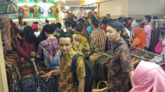 Penjual Batik Thamrin City ke Sandiaga: Borong di Sini Pak!