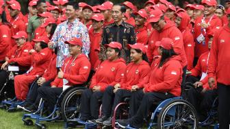 Presiden Joko Widodo menyapa atlet-atlet Para Games usai upacara pelepasan kontingen Indonesia untuk Para Games ke-3 Tahun 2018 di halaman belakang Istana Merdeka, Jakarta, Selasa (2/10). [ANTARA FOTO/Puspa Perwitasari]
