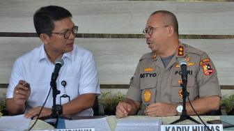 Kadiv Humas Polri Irjen Pol Setyo Wasisto bersama Dirkrimum Kombes Pol Nico Afinta memberi keterangan terkait kasus dugaan penganiayaan Ratna Sarumpaet di Gedung Promoter, Mapolda Metro Jaya, Jakarta, Rabu (3/10). [Suara.com/Muhaimin A Untung]
