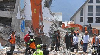 Presiden Joko Widodo didampingi sejumlah menteri Kabinet Kerja mengawasi proses evakuasi korban gempa di reruntuhan Hotel Roaroa di Palu, Sulawesi Tengah, Rabu (3/10). [ANTARA FOTO/Puspa Perwitasari]