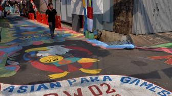 Warga beraktivitas di kampung tematik Asian Para Games di Kawasan Tomang, Jakarta, Rabu (3/10). [Suara.com/Muhaimin A Untung] 
