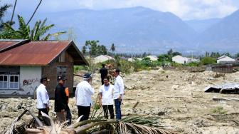 Presiden Joko Widodo (kanan) berdiskusi dengan Menko Polhukam Wiranto (kiri), Kepala BIN Budi Gunawan (kedua kiri) dan Menteri PUPR Basuki Hadimuljono (tengah) ketika mengunjungi lokasi yang rusak akibat gempa di kawasan Petobo, Palu, Sulawesi Tengah, Rabu (3/10). [ANTARA FOTO/Puspa Perwitasari]
