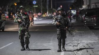 Personel TNI dan Polri berjaga di depan sebuah pusat perbelaanjan di Palu, Sulawesi Tengah, Selasa (2/10) malam. [ANTARA FOTO/Hafidz Mubarak]