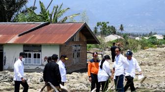 Presiden Joko Widodo (kanan) berdiskusi dengan Menko Polhukam Wiranto (kiri), Kepala BIN Budi Gunawan (kedua kiri) dan Menteri PUPR Basuki Hadimuljono (tengah) ketika mengunjungi lokasi yang rusak akibat gempa di kawasan Petobo, Palu, Sulawesi Tengah, Rabu (3/10). [ANTARA FOTO/Puspa Perwitasari]
