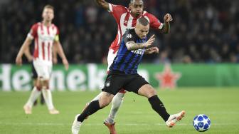 Gelandang PSV Eindhoven, Pablo Rosario mencoba merebut bola dari gelandang Inter Milan, Radja Nianggolan selama pertandingan Grup B Liga Champions antara PSV Eindhoven melawan Inter Milan di Stadion Philips, Eindhoven, Belanda, Rabu (3/9). [AFP/JOHN THYS]