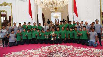 Presiden Joko Widodo didampingi Menpora Imam Nahrawi serta pelatih Fachry Husaini berfoto dengan pemain Timnas U-16 serta tim ofisial di Istana Merdeka, Jakarta, Kamis (4/10). [ANTARA FOTO/Wahyu Putro]