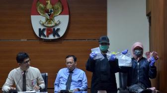 Penyidik memperlihatkan barang bukti operasi tangkap tangan terkait dugaan kasus suap dengan tujuan pengurangan pembayaran pajak Ambon di Gedung KPK, Jakarta, Kamis (4/10). [Suara.com/Muhaimin A Untung] 