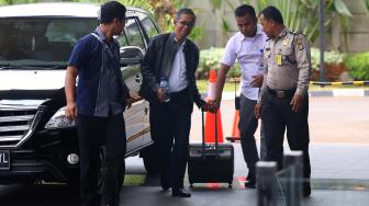 Kepala Kantor Pelayanan Pajak (KPP) Pratama Ambon La Masikamba yang diamankan oleh KPK dalam operasi tangkap tangan (OTT) di Ambon, tiba untuk menjalani pemeriksaan di Gedung KPK, Jakarta, Kamis (4/10). [Suara.com/Muhaimin A Untung]