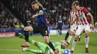 Penjaga gawang PSV, Jeroen Zoet mencoba mengambil bola dari pemain depan Inter Milan Mauro Icardi selama pertandingan penyisihan Grup B Liga Champions antara PSV Eindhoven melawan  Inter Milan di Stadion Philips, Eindhoven, Belanda, Rabu (3/9). [AFP/JOHN THYS]