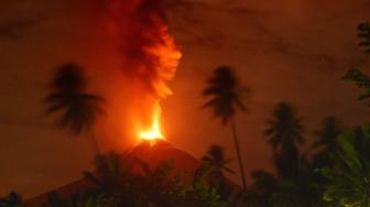 Letusan stromboli Gunung Soputan dengan estimasi ketinggian 400 m dari puncak, terpantau dari Desa Lobu, Minahasa Tenggara, Sulawesi Utara, Rabu (3/10). [ANTARA FOTO/Adwit B Pramono]