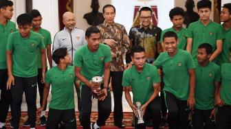 Presiden Joko Widodo (kedua kanan) didampingi Menpora Imam Nahrawi (kanan) menerima pemain Timnas U-16 serta tim ofisial di Istana Merdeka, Jakarta, Kamis (4/10). [ANTARA FOTO/Wahyu Putro]