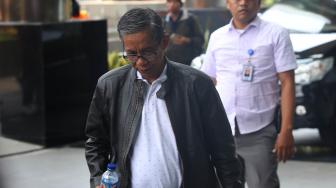 Kepala Kantor Pelayanan Pajak (KPP) Pratama Ambon La Masikamba yang diamankan oleh KPK dalam operasi tangkap tangan (OTT) di Ambon, tiba untuk menjalani pemeriksaan di Gedung KPK, Jakarta, Kamis (4/10). [Suara.com/Muhaimin A Untung]