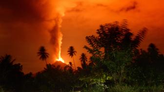 Letusan stromboli Gunung Soputan dengan estimasi ketinggian 400 m dari puncak, terpantau dari Desa Lobu, Minahasa Tenggara, Sulawesi Utara, Rabu (3/10). [ANTARA FOTO/Adwit B Pramono]