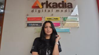 Artis Citra Kirana berpose saat berkunjung di Kantor Redaksi Suara.com, Jakarta, Jumat (5/10). [Suara.com/Muhaimin A Untung]