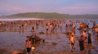 Bau Nyale, Cari Cacing di Laut Lombok yang Katanya Jelmaan Putri