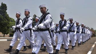 Pasukan TNI berbaris saat memperingati HUT TNI ke-73 di Markas Besar Tentara Nasional Indonesia, Cilangkap, Jakarta, Jumat (5/10). [Suara.com/Muhaimin A Untung] 