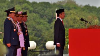 Presiden RI Joko Widodo memimpin upacara saat HUT TNI ke-73 di Markas Besar Tentara Nasional Indonesia, Cilangkap, Jakarta, Jumat (5/10). [Suara.com/Muhaimin A Untung]