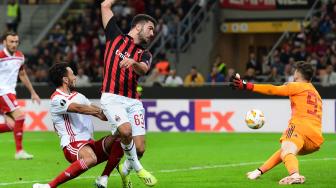 Pemain depan AC Milan asal Patrick Cutrone melakukan tembakan ke gawang Olympiakos selama pertandingan sepak bola Grup F Liga Europa antara AC Milan melawan Olympiakos di stadion San Siro, Milan, Italia, Kamis (4/9).  [AFP/Miguel MEDINA]