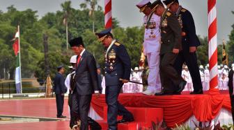 Presiden RI Joko Widodo usai memimpin upacara saat HUT TNI ke-73 di Markas Besar Tentara Nasional Indonesia, Cilangkap, Jakarta, Jumat (5/10). [Suara.com/Muhaimin A Untung]