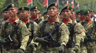 Pasukan TNI berbaris saat memperingati HUT TNI ke-73 di Markas Besar Tentara Nasional Indonesia, Cilangkap, Jakarta, Jumat (5/10). [Suara.com/Muhaimin A Untung] 