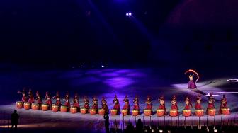 Suasana pembukaan Asian Para Games 2018 di Stadion Utama GBK, Senayan, Jakarta, Sabtu (6/10). [Suara.com/Muhaimin A Untung]