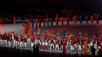 Defile Kontingen Indonesia saat upacara pembukaan Asian Para Games 2018 di Stadion Utama Gelora Bung Karno, Senayan, Jakarta, Sabtu (6/10). [Suara.com/Muhaimin A Untung]