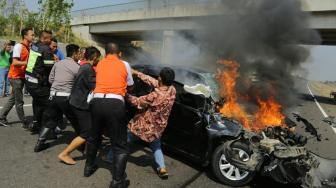 Anies Baswedan Ikut Evakuasi Kecelakaan di Tol Cipali