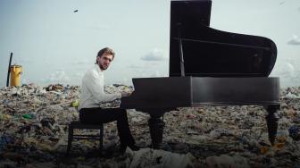 Pianis Pavel Andreev Bikin Video Klip di Tempat Sampah