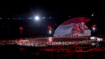 Defile Kontingen Indonesia saat upacara pembukaan Asian Para Games 2018 di Stadion Utama Gelora Bung Karno, Senayan, Jakarta, Sabtu (6/10). [Suara.com/Muhaimin A Untung]