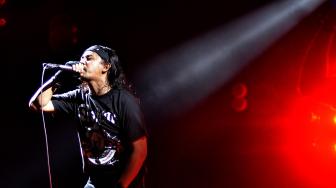 Grup band Burgerkill tampil di lake stage Synchronize Fest 2018, Jumat (5/10). Burgerkill sukses menghentak panggung lake stage dengan lagu-lagunya yang beraliran Metal dan Underground. [Suara.com/Muhaimin A Untung]