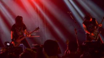 Grup band Burgerkill tampil di lake stage Synchronize Fest 2018, Jumat (5/10). Burgerkill sukses menghentak panggung lake stage dengan lagu-lagunya yang beraliran Metal dan Underground. [Suara.com/Muhaimin A Untung]