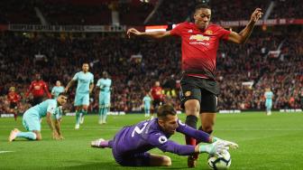 Penjaga gawang Newcastle United Martin Dubravka menggagalkan  peluang pemain depan Manchester United Anthony Martial untuk mencetak gol saat pertandingan sepak bola Liga Inggris antara Manchester United melawan Newcastle di Old Trafford, Manchester, Inggris,Sabtu (6/10).  [AFP/Oli SCARFF]