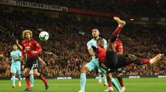 Gelandang Manchester United Paul Pogba mencoba menendang ke gawang Newcastle selama pertandingan sepak bola Liga Inggris antara Manchester United melawan Newcastle di Old Trafford, Manchester, Inggris, Sabtu (6/10).  [AFP/Oli SCARFF]