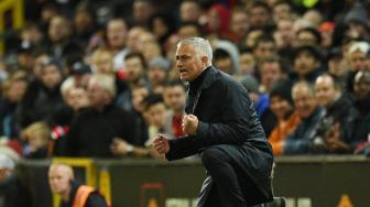 Jose Mourinho memberi isyarat selama pertandingan sepak bola Liga Inggris antara Manchester United melawan Newcastle di Old Trafford, Manchester, Inggris, Sabtu (6/10).  [AFP/Oli SCARFF]