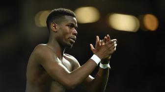 Gelandang Manchester United Paul Pogba meninggalkan lapangan setelah pertandingan sepak bola Liga Inggris antara Manchester United melawan Newcastle di Old Trafford, Manchester, Inggris, Sabtu (6/10). [AFP/Oli SCARFF]
