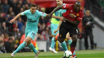 Pemain depan Manchester United, Romelu Lukaku bersaing dengan gelandang Newcastle United, Javier Manquillo selama pertandingan sepak bola Liga Inggris antara Manchester United melawan Newcastle di Old Trafford, Manchester, Inggris, Sabtu (6/10). [AFP/Oli SCARFF]