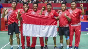 Tim bulu tangkis beregu putra Indonesia Asian Para Games 2018 berfoto bersama usai meraih medali emas cabang olahraga para bulu tangkis Asian Para Games 2018 di Istora Senayan, Jakarta, Minggu (7/10). [ ANTARA FOTO/Galih Pradipta]