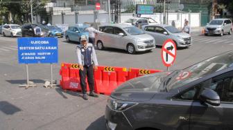 Sejumlah Petugas Dishub melakukan sosialisasi uji Coba Sistem satu arah Jalan KH Wahid Hasyim, Jakarta Pusat, Senin (8/10). [Suara.com/Fakhri Hermansyah]