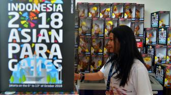 Pengunjung melihat merchandies Maskot Momo Asian Para Games di toko, kawasan Gelora Bung Karno , Jakarta, Senin (8/10). [Suara.com/Muhaimin A Untung]