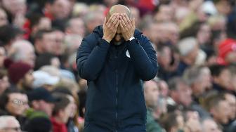 Expresi Manajer Manchester City Pep Guardiola selama pertandingan sepak bola Liga Premier Inggris antara Liverpool melawan Manchester City di Stadion Anfield, Liverpool, Inggris, Minggu (7/10). [AFP/Paul ELLIS]