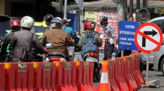 Sejumlah Petugas Dishub melakukan sosialisasi uji Coba Sistem satu arah Jalan KH Wahid Hasyim, Jakarta Pusat, Senin (8/10). [Suara.com/Fakhri Hermansyah]