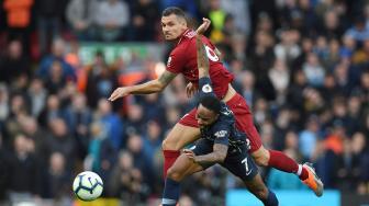 Bek Liverpool Dejan Lovren menghadang gelandang Manchester City Raheem Sterling selama pertandingan sepak bola Liga Inggris antara Liverpool melawan Manchester City di Stadion Anfield, Liverpool, Inggris, Minggu (7/10). [AFP/Paul ELLIS]
