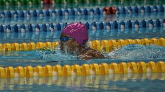 Atlet para renang putri Indonesia Syuci Indriani saat tampil dalam final renang nomor 100 meter putri gaya dada SB14 di Stadion Aquatic, Senayan, Jakarta, Senin (8/10). [Suara.com/Muhaimin A Untung]