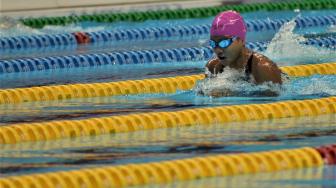 Atlet para renang putri Indonesia Syuci Indriani saat tampil dalam final renang nomor 100 meter putri gaya dada SB14 di Stadion Aquatic, Senayan, Jakarta, Senin (8/10). [Suara.com/Muhaimin A Untung]