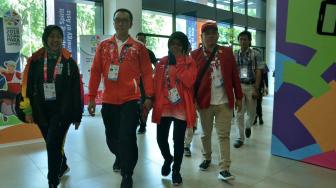 Menteri Pemuda dan Olahraga Imam Nahrawi bersama Atlet judo Indonesia Asian Para Games Miftahul Jannah bersiap memberikan keterangan pers mengenai dirinya yang telah diskualifikasi karena tidak mau melepas jilbab di Gedung GBK Arena, Jakarta, Selasa (9/10). [Suara.com/Muhaimin A Untung] 