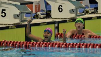 
Ekspresi atlet para renang putri Indonesia Syuci Indriani usai meraih medali emas pada final renang nomor 100 meter putri gaya dada SB14 di Stadion Aquatic, Senayan, Jakarta, Senin (8/10). [Suara.com/Muhaimin A Untung]