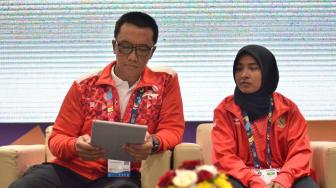 Menteri Pemuda dan Olahraga Imam Nahrawi bersama Atlet judo Indonesia Asian Para Games Miftahul Jannah saat memberikan keterangan pers mengenai dirinya yang telah didiskualifikasi karena tidak mau melepas jilbab di Gedung GBK Arena, Jakarta, Selasa (9/10). [Suara.com/Muhaimin A Untung]