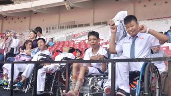 Sejumlah pelajar YPAC Jakarta menyaksikan pertandingan atletik Asian Para Games 2018 di kawasan Stadion Utama GBK, Jakarta, Selasa (9/10).  [Suara.com/Muhaimin A Untung] 