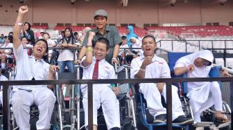 Sejumlah pelajar YPAC Jakarta menyaksikan pertandingan atletik Asian Para Games 2018 di kawasan Stadion Utama GBK, Jakarta, Selasa (9/10).  [Suara.com/Muhaimin A Untung] 